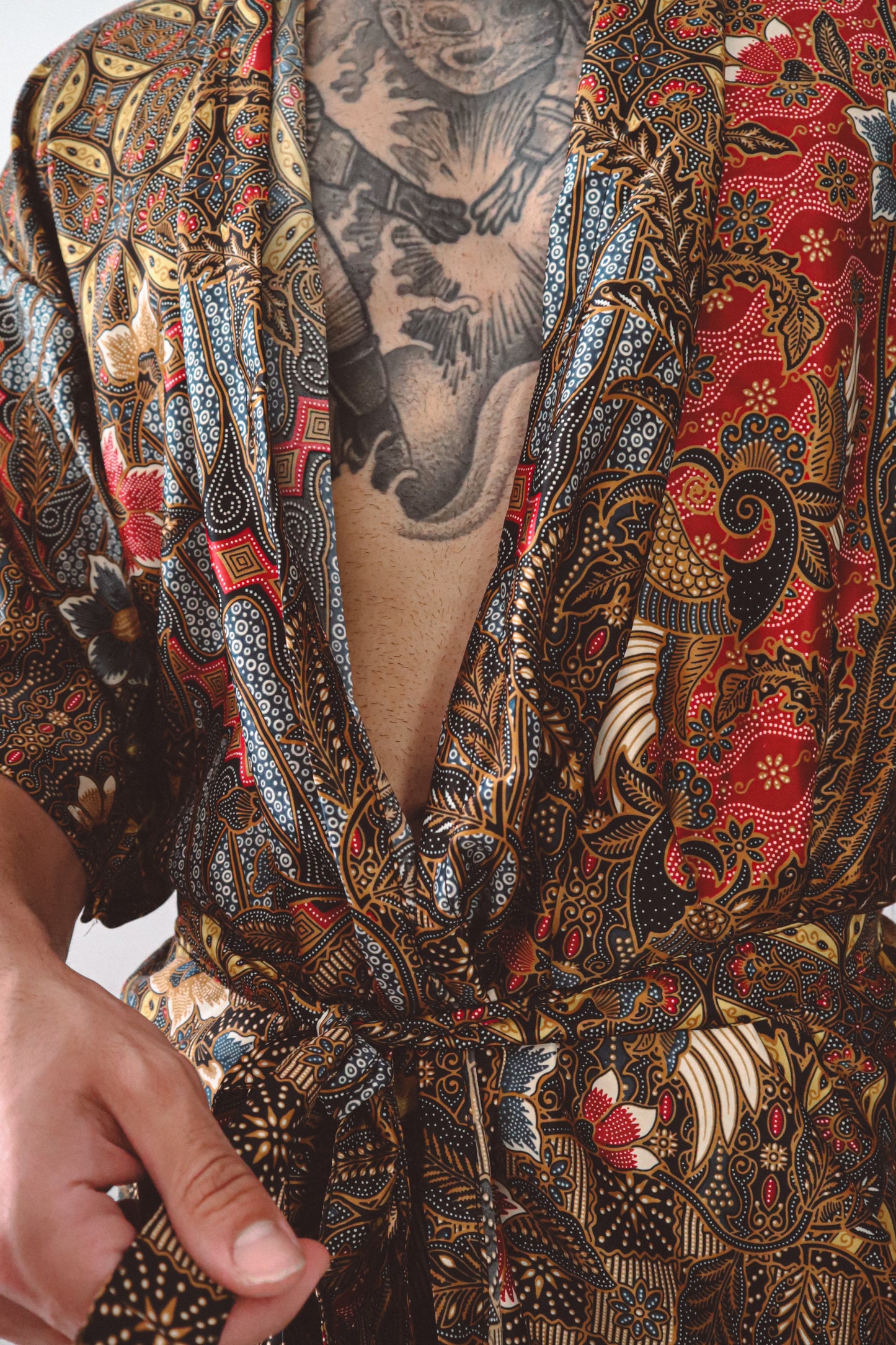 Ensemble kimono et short en soie à fleurs rouges, jaunes et bleues pour homme
