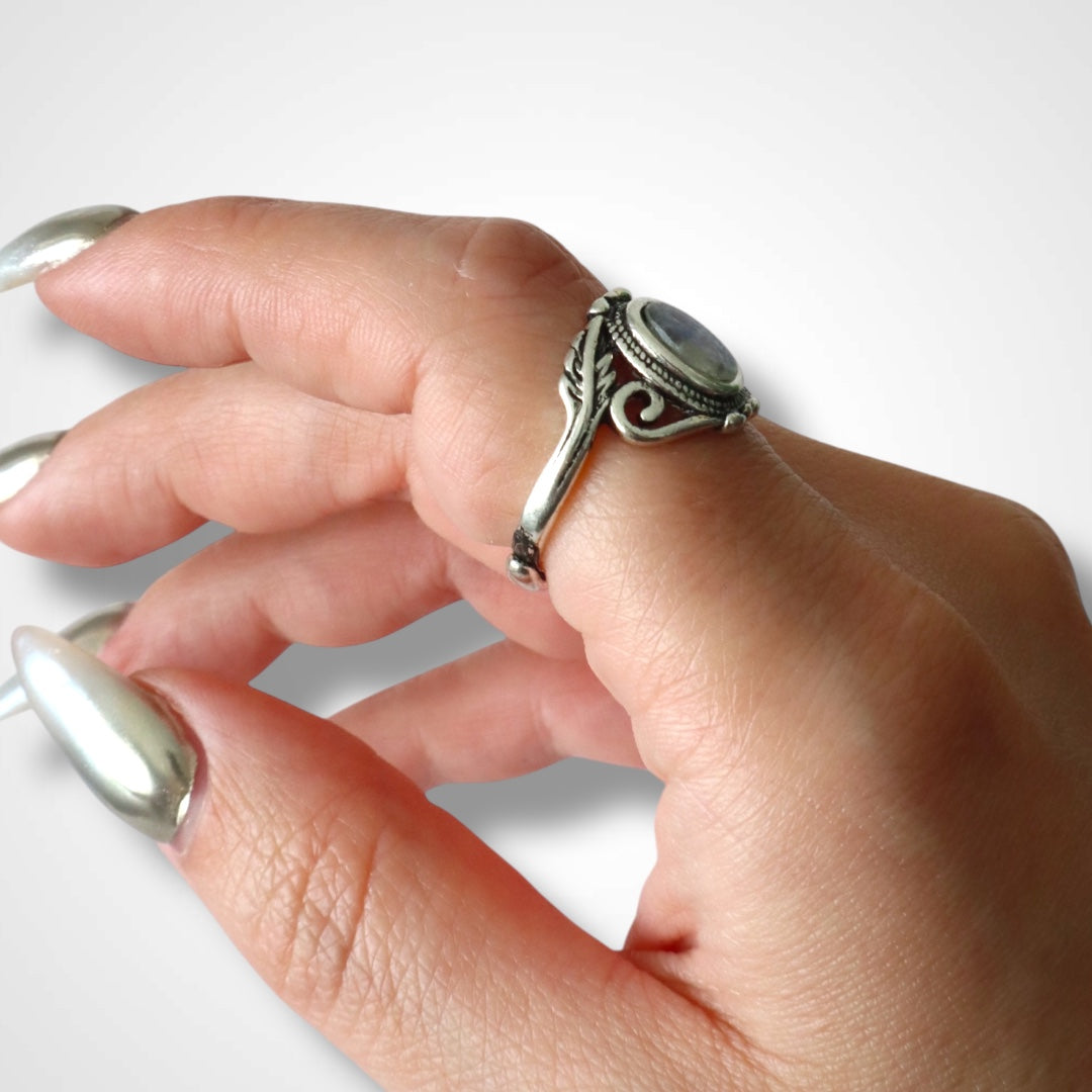 Bague ovale en argent avec pierre de lune facettée VINES