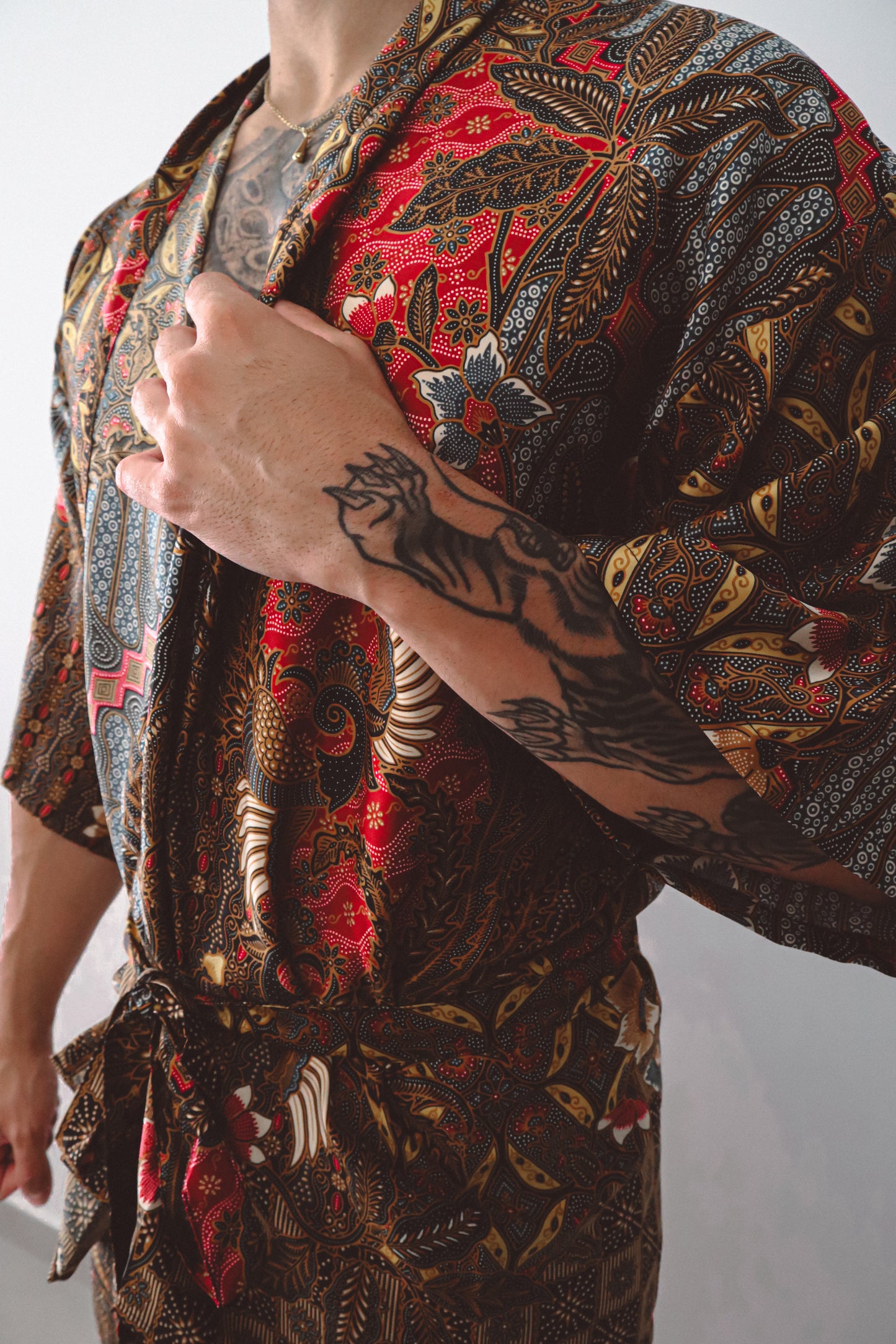 Ensemble kimono et short en soie à fleurs rouges, jaunes et bleues pour homme