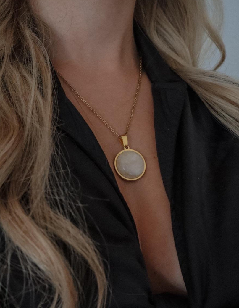 SAYA Blue Labradorite Pendant Necklace Gold