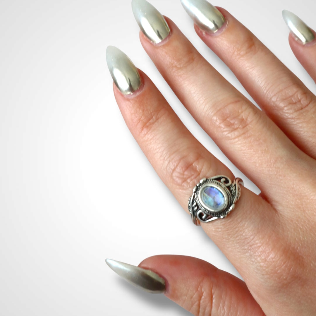 Bague ovale en argent avec pierre de lune facettée VINES