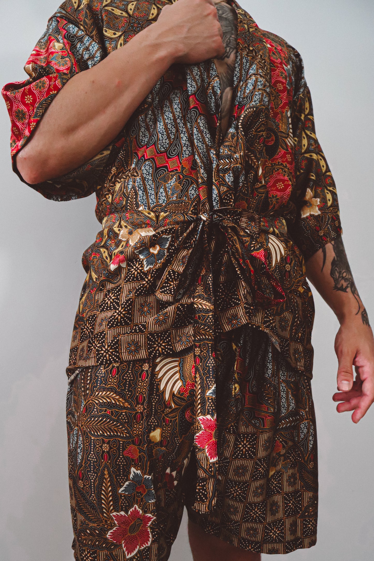 Ensemble kimono et short en soie à fleurs rouges, jaunes et bleues pour homme