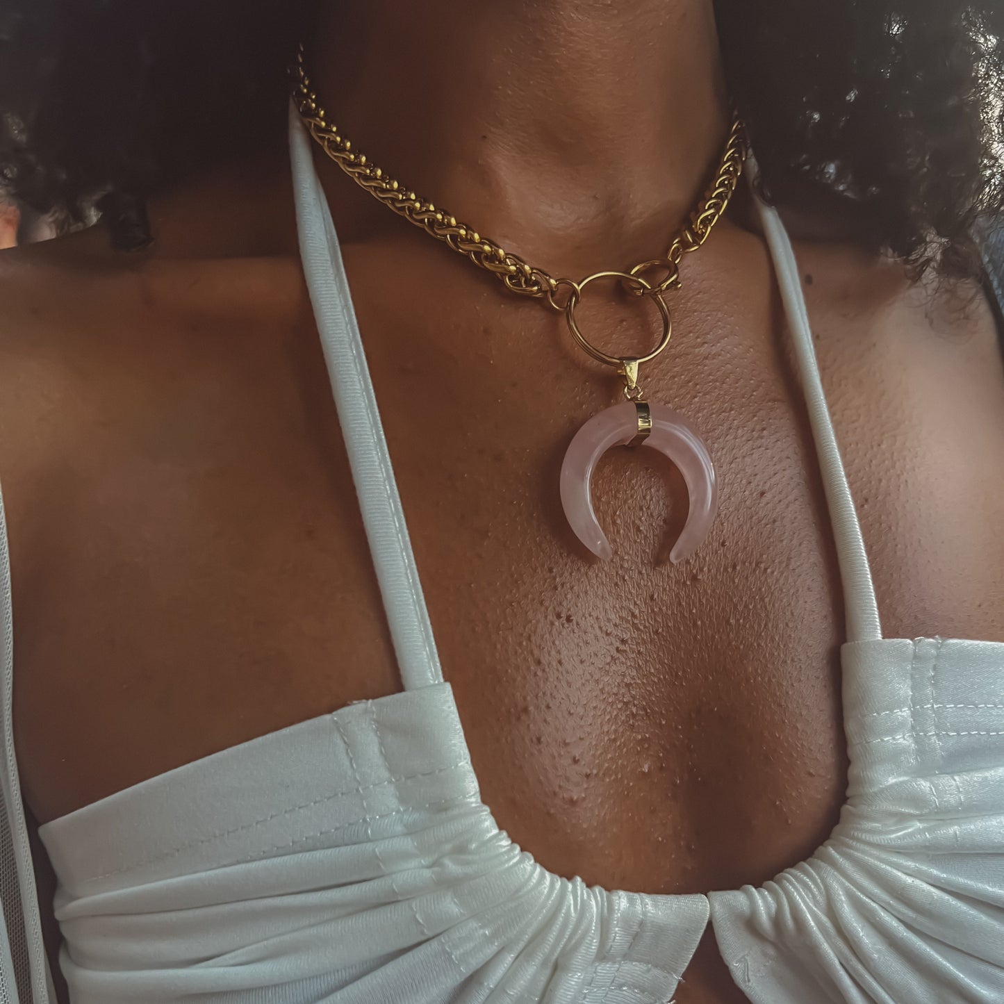 Collier ras du cou en forme de corne de pierre précieuse avec anneau en O et chaîne de blé - Or