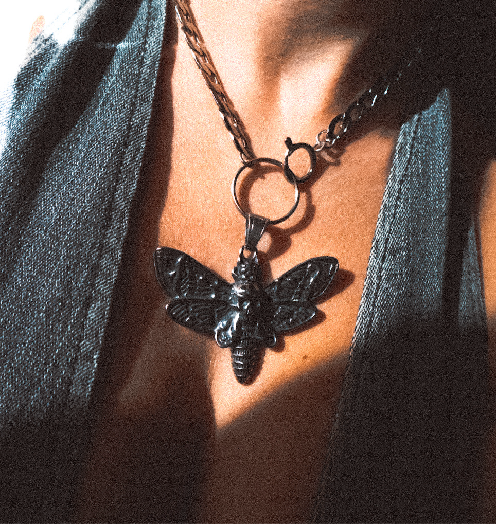 Collier ras du cou avec pendentif papillon de nuit en argent avec tête de mort