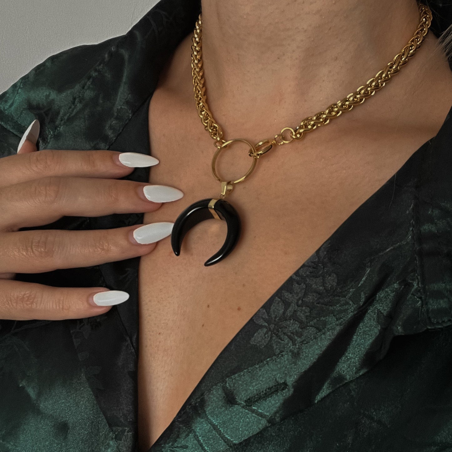 Collier ras du cou en forme de corne de pierre précieuse avec anneau en O et chaîne de blé - Or