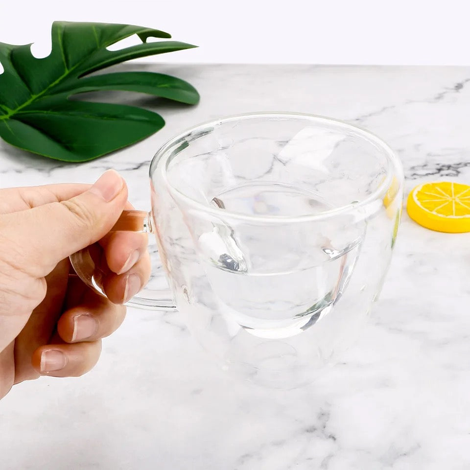 Tasse en verre transparent en forme de cœur