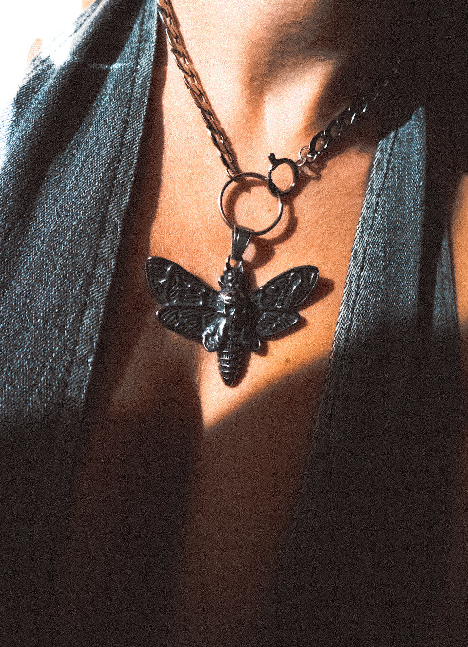 Collier ras du cou avec pendentif papillon de nuit en argent avec tête de mort