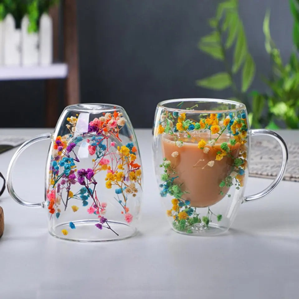 Tasse en verre transparent à fleurs séchées