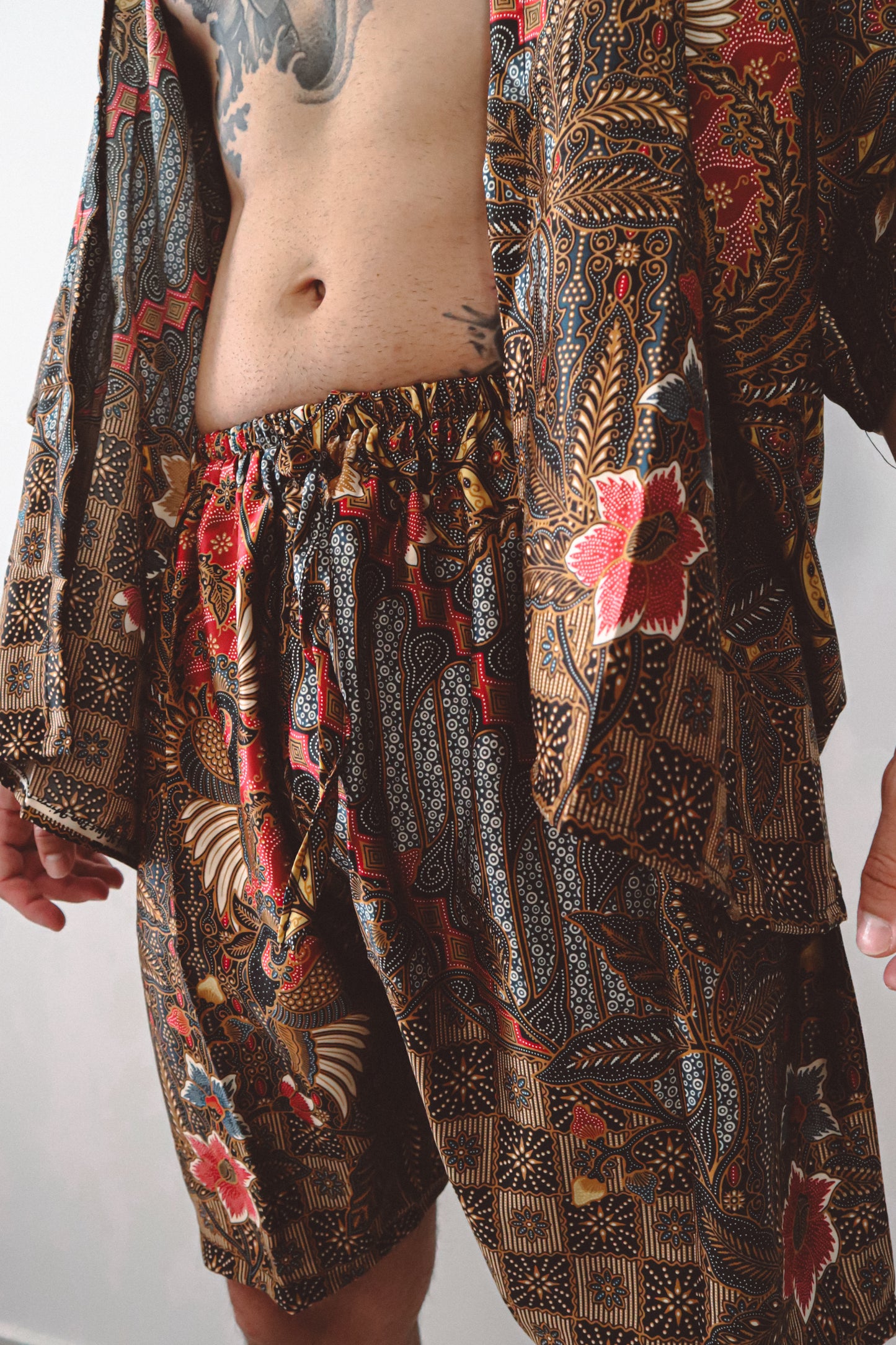 Ensemble kimono et short en soie à fleurs rouges, jaunes et bleues pour homme