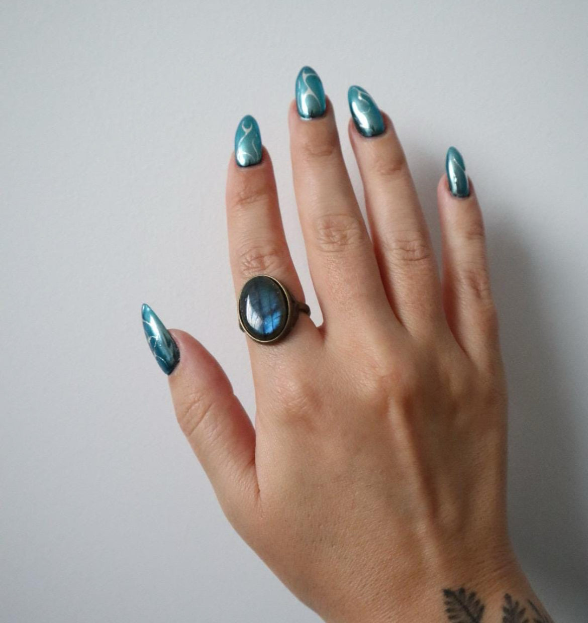 GAIA Ovaler Ring mit blauem Labradorit – Bronze
