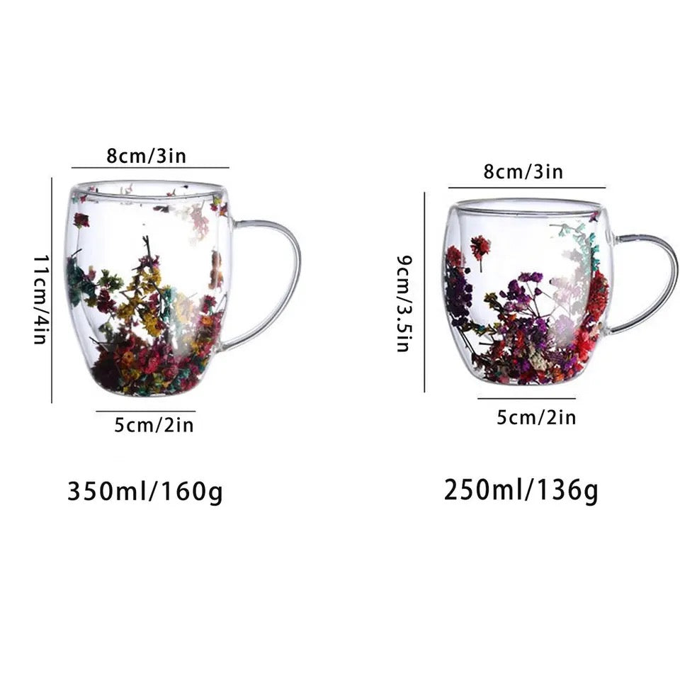 Tasse en verre transparent à fleurs séchées