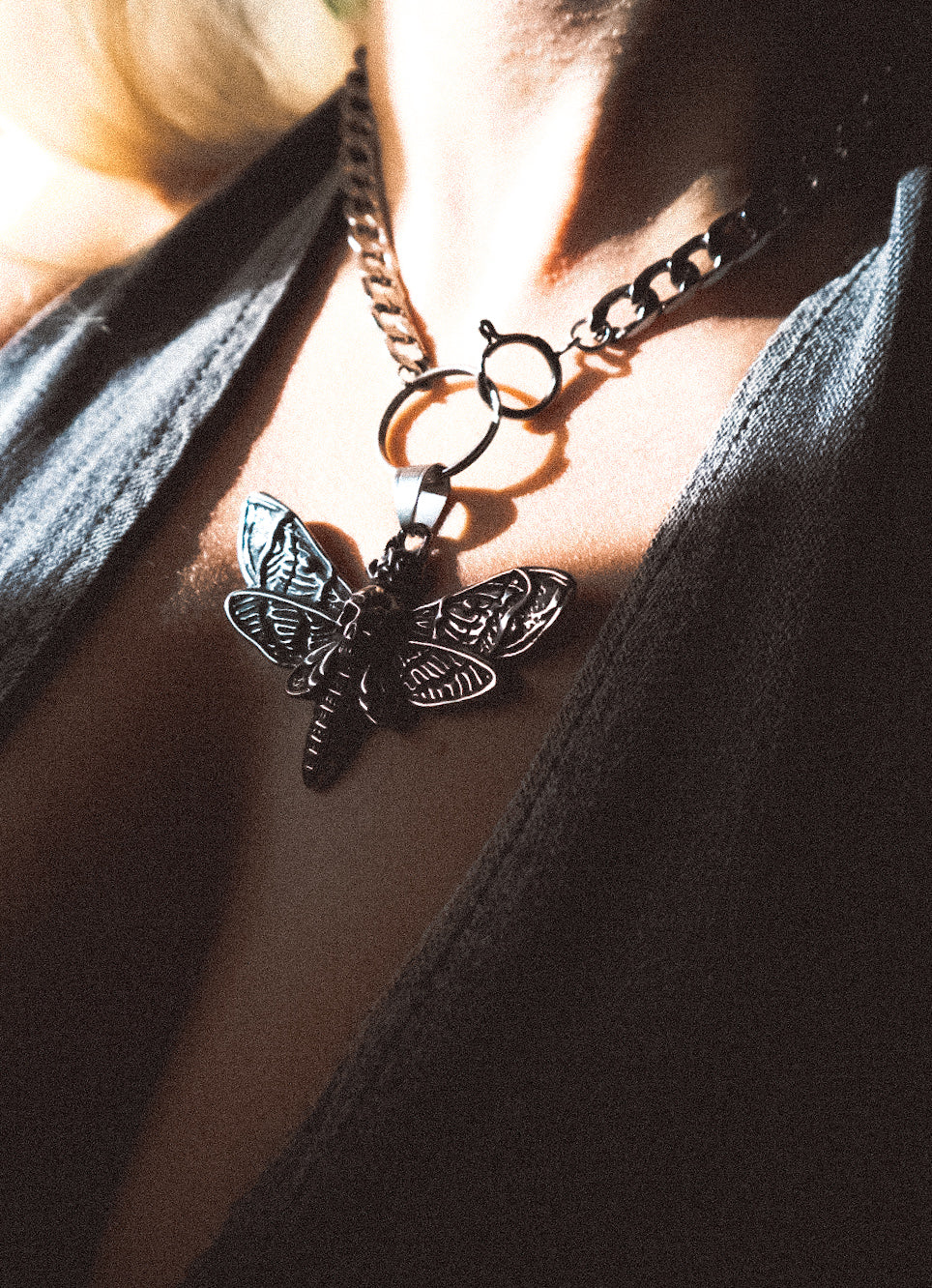 Collier ras du cou avec pendentif papillon de nuit en argent avec tête de mort