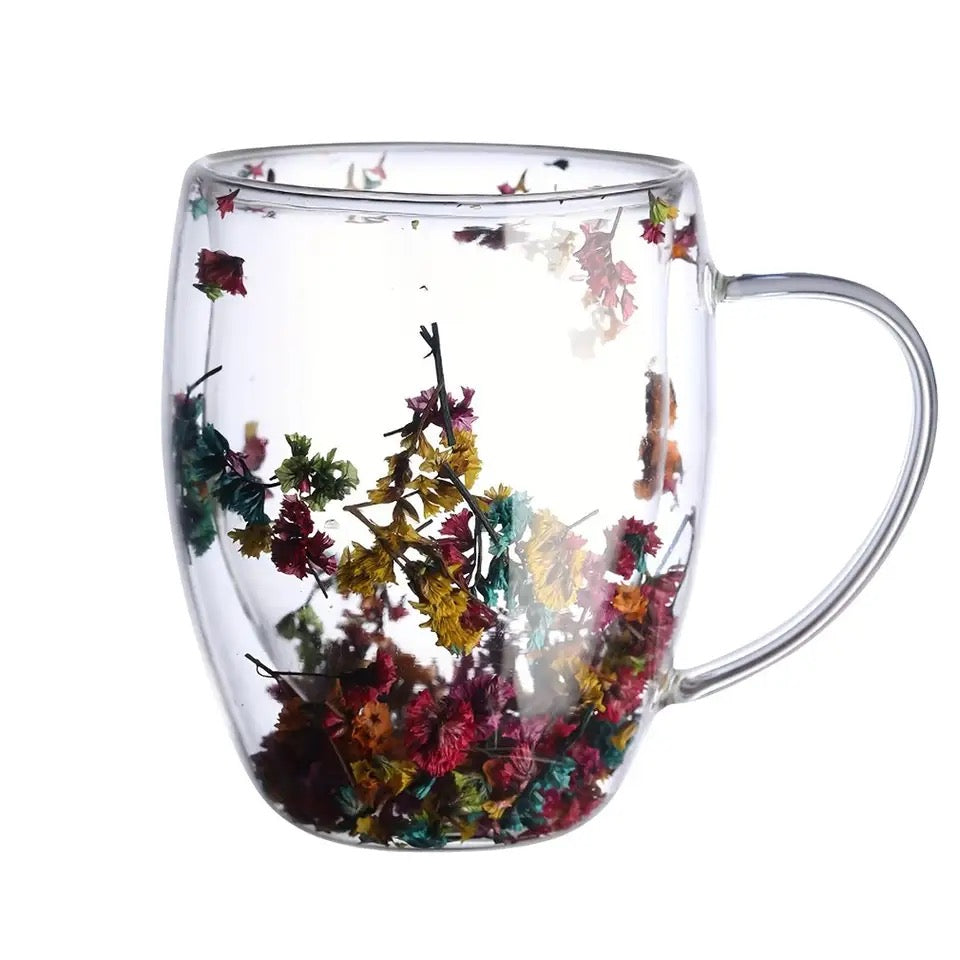 Tasse en verre transparent à fleurs séchées