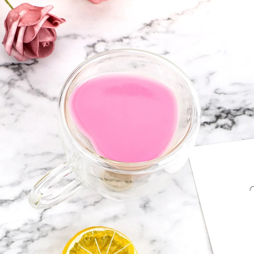 Tasse en verre transparent en forme de cœur
