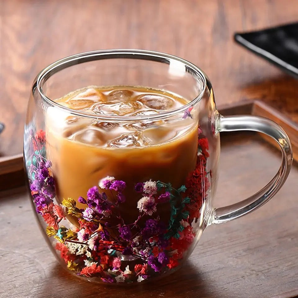 Tasse en verre transparent à fleurs séchées