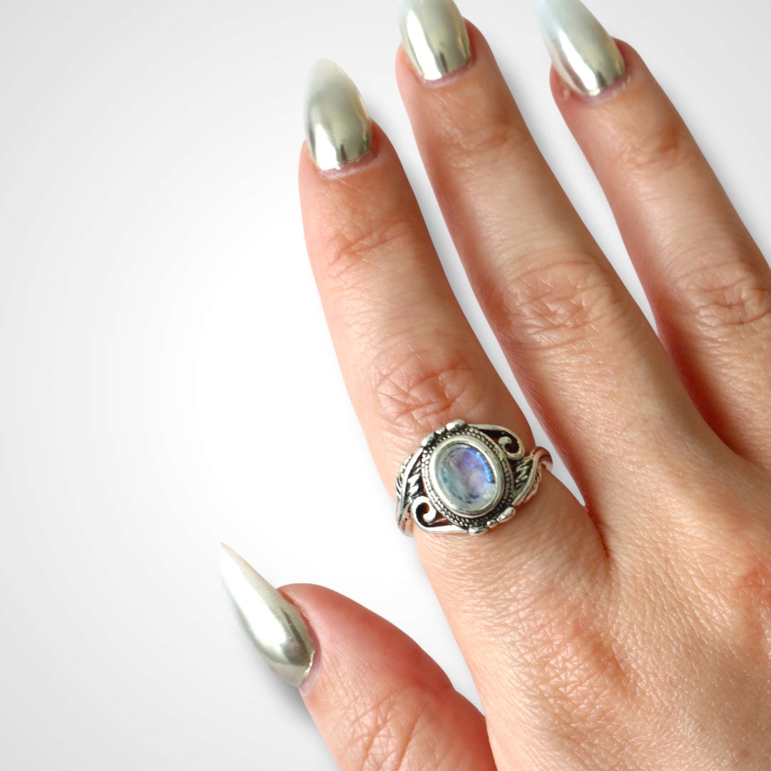 Bague ovale en argent avec pierre de lune facettée VINES