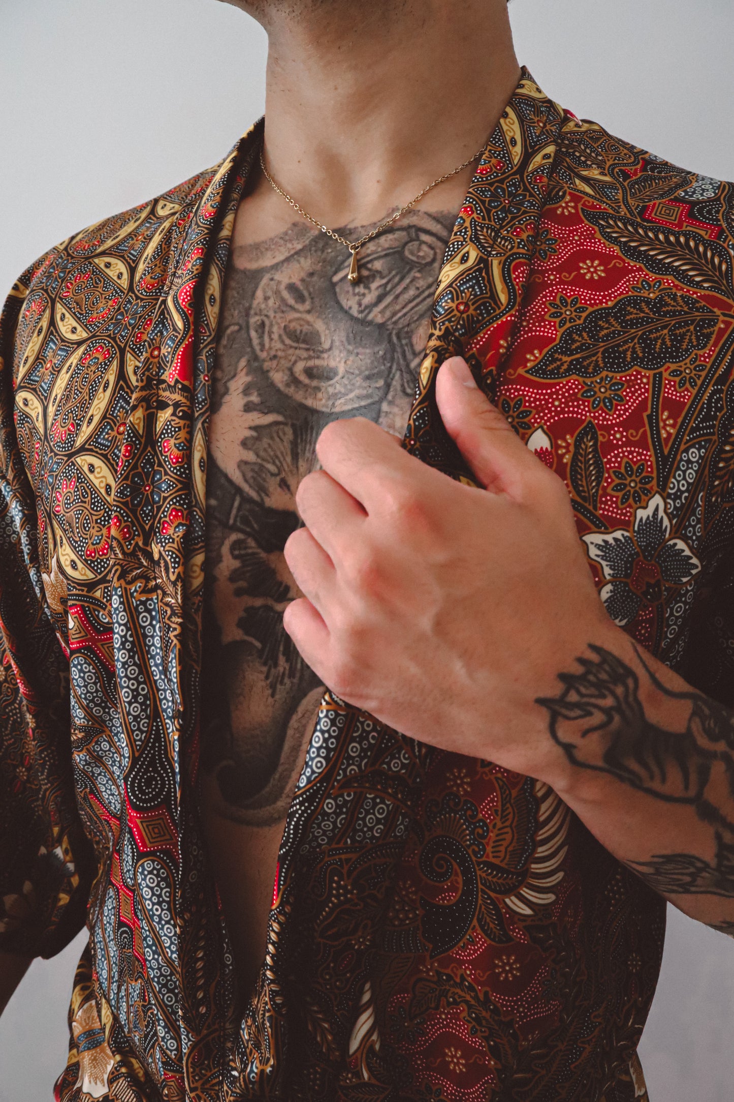 Ensemble kimono et short en soie à fleurs rouges, jaunes et bleues pour homme
