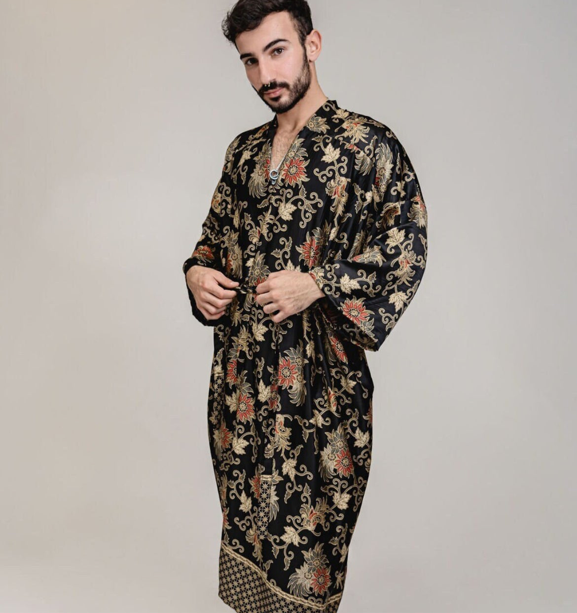 Herren Kimono-Robe aus Seide mit Blumenmuster, Schwarz/Gold/Rot