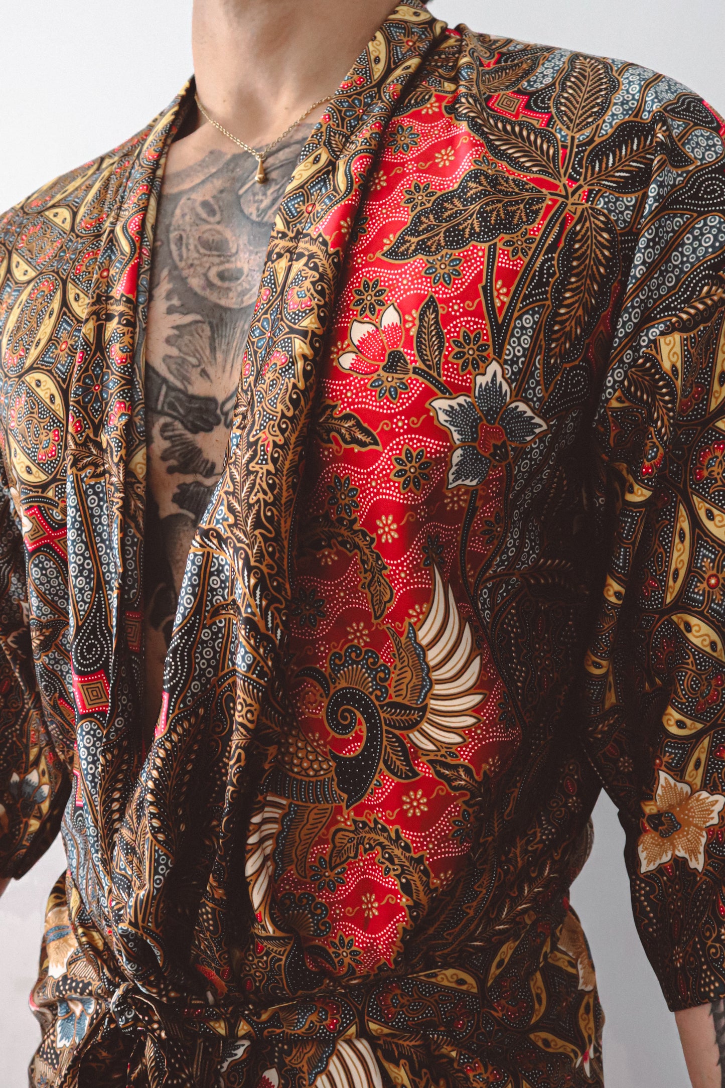Ensemble kimono et short en soie à fleurs rouges, jaunes et bleues pour homme