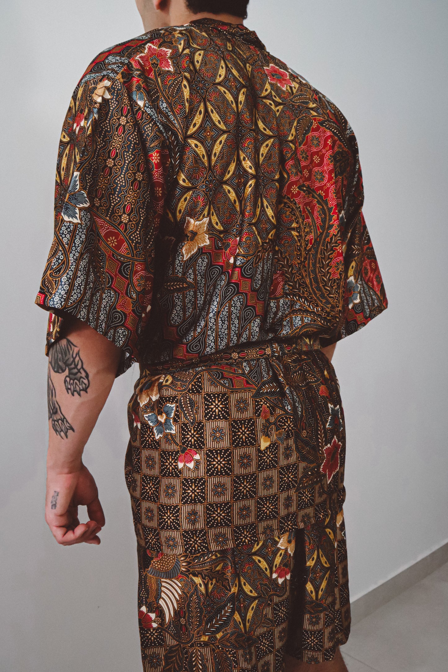 Ensemble kimono et short en soie à fleurs rouges, jaunes et bleues pour homme