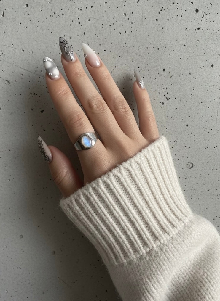 Bague SELENE en argent avec pierre de lune arc-en-ciel