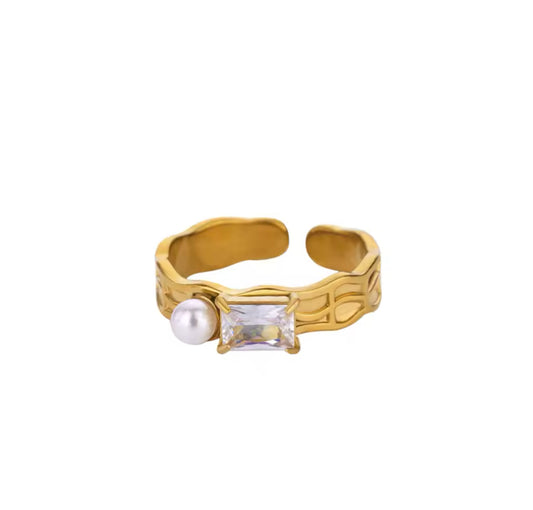 SHIMMER Pearl and Cubic Zirconia Ring Gold