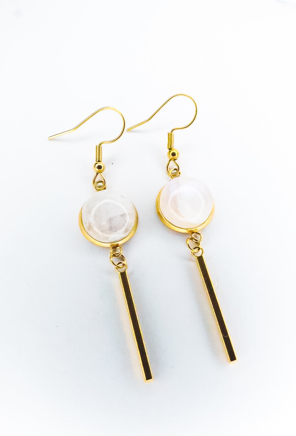 Regenbogen-Mondstein-baumelnde Ohrringe Gold