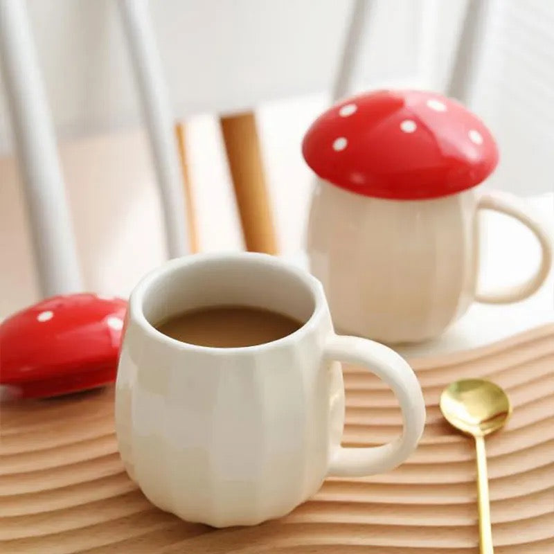 Tasse en céramique de champignon rouge avec couvercle