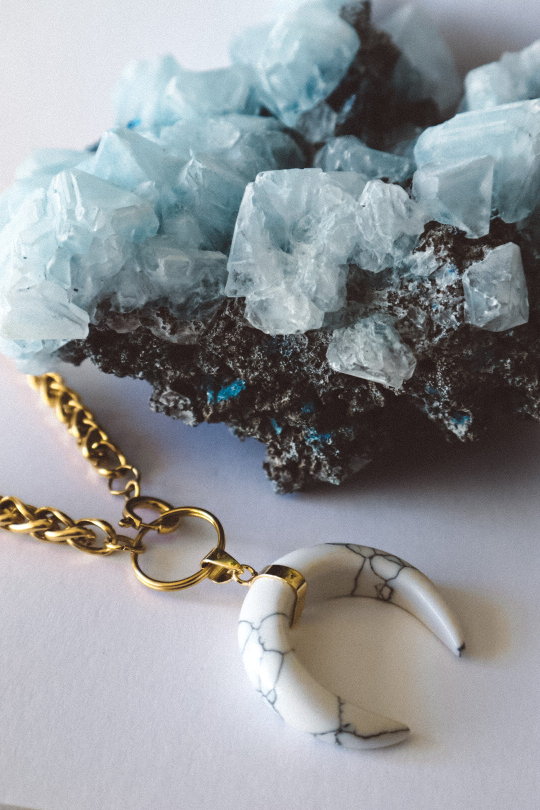 Collier ras du cou en forme de corne de pierre précieuse avec anneau en O et chaîne de blé - Or