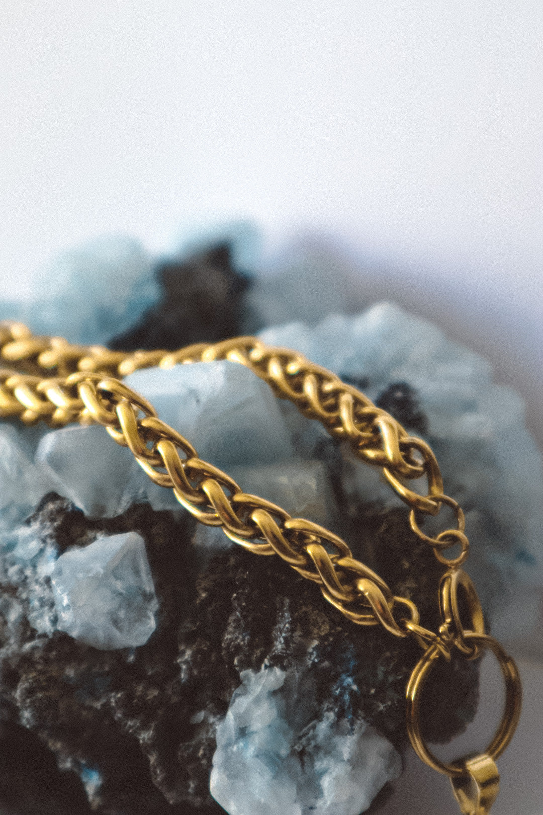 Collier ras du cou en forme de corne de pierre précieuse avec anneau en O et chaîne de blé - Or