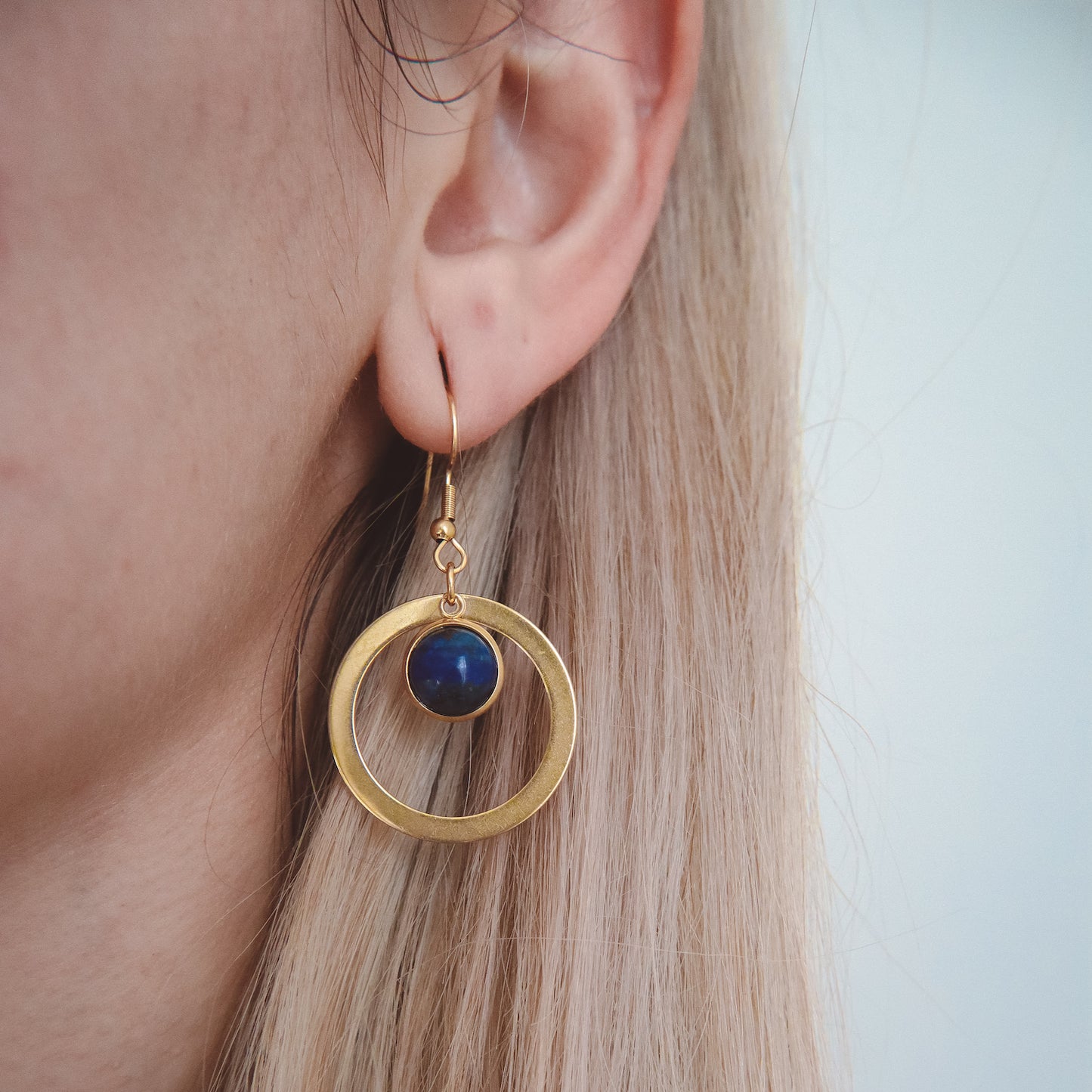 Boucles d'oreilles créoles pendantes et pendantes Lunaria Lapis Lazuli Or