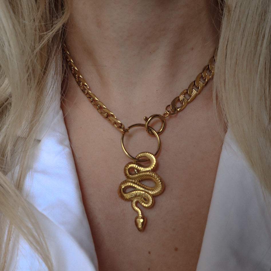 YEAR OF THE SNAKE Pendant O Ring Chain Choker Gold Necklace