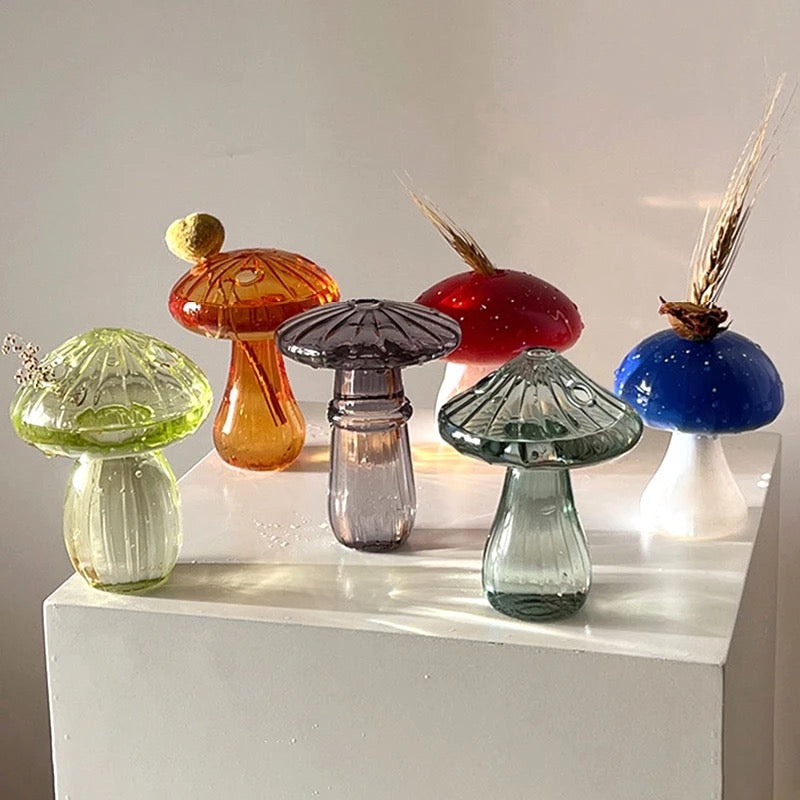 Vase en verre à décor de champignons