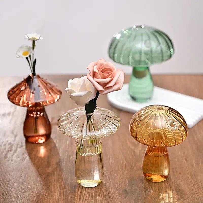 Vase en verre à décor de champignons