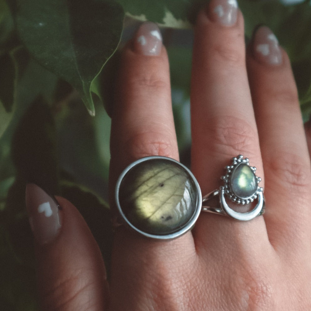 labradorite jewelry , labradorite ring , green labradorite meaning, labradorite benefits, labradorite engagement rings, labradorite gemstone rings,