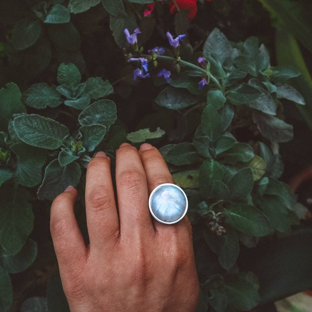 Bague de déclaration AYA en argent avec pierre de lune arc-en-ciel