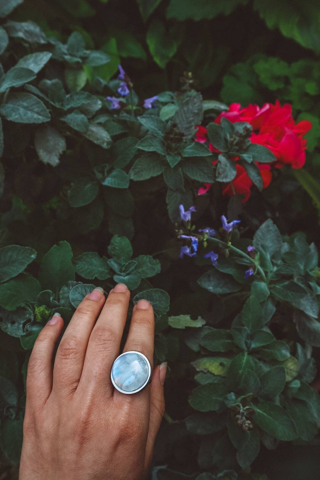 Bague de déclaration AYA en argent avec pierre de lune arc-en-ciel