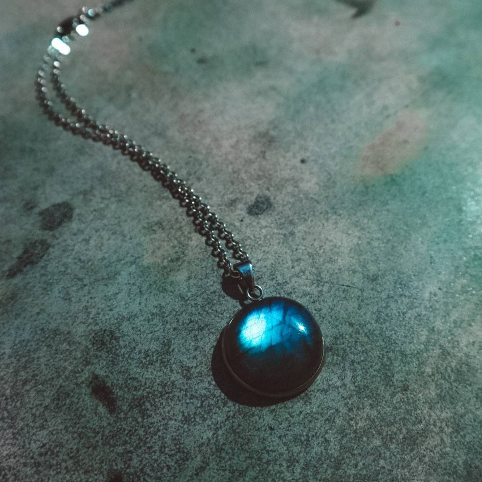 SAYA Blue Labradorite Pendant Necklace - Silver