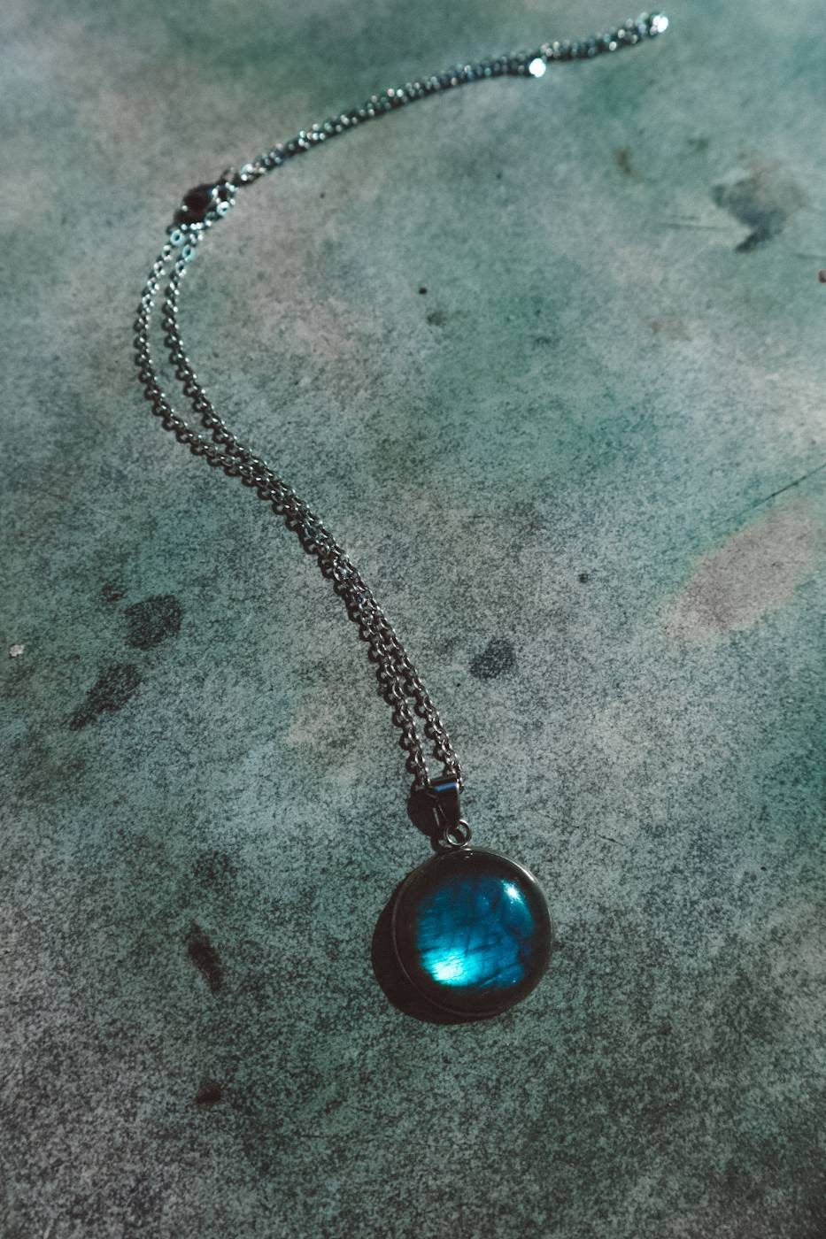 SAYA Blue Labradorite Pendant Necklace - Silver