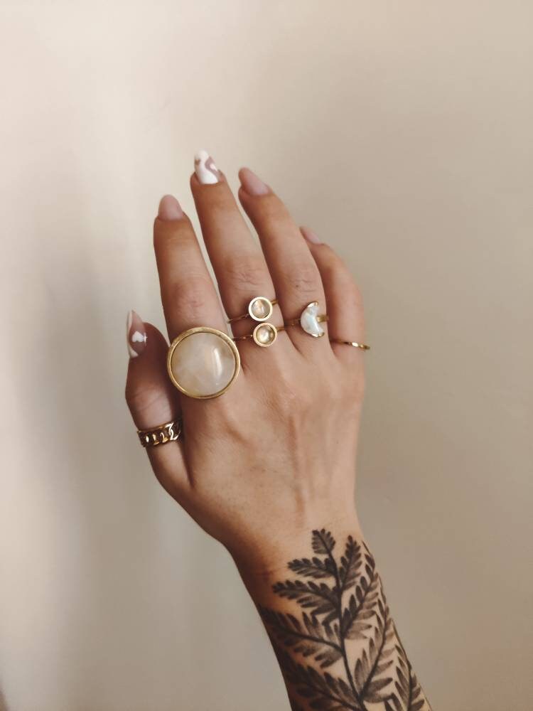 Bague ODESSA en or avec pierre de lune arc-en-ciel