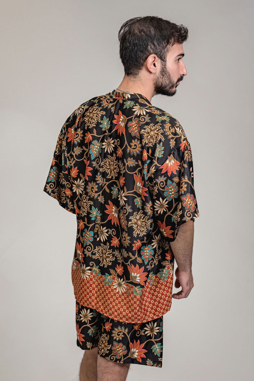 Schwarz-orangefarbenes Kimono-Shorts-Set aus Seide mit Blumenmuster für Herren