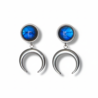 Boucles d'oreilles ANUK en labradorite bleue, en forme de croissant de lune et argent.