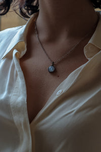 Halskette mit minimalistischem Regenbogen-Mondstein-Anhänger – Silber/Gold