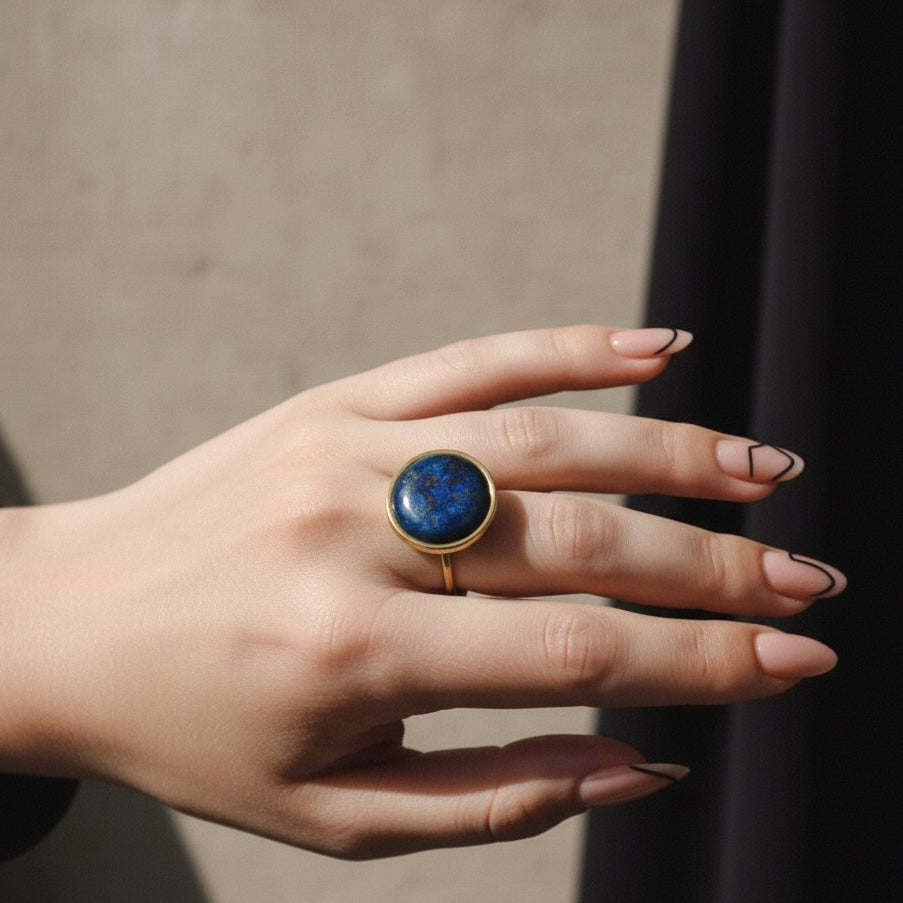 Bague de déclaration AYA en lapis-lazuli et or
