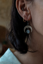 Carica l&#39;immagine nel visualizzatore di Gallery, BIANCA Moonstone Dainty Moon Earrings Silver
