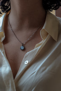 Halskette mit minimalistischem Regenbogen-Mondstein-Anhänger – Silber/Gold