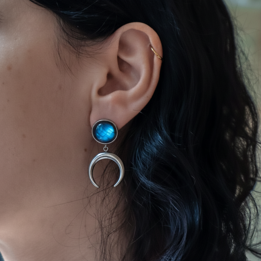 Boucles d'oreilles ANUK en labradorite bleue, en forme de croissant de lune et argent.