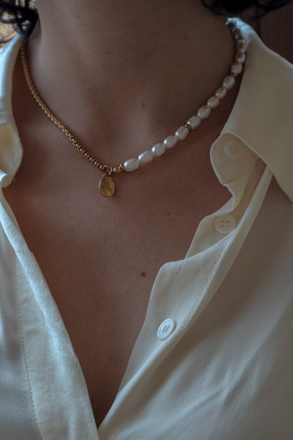 PERLA Chain and Pearl Charm Necklace Gold