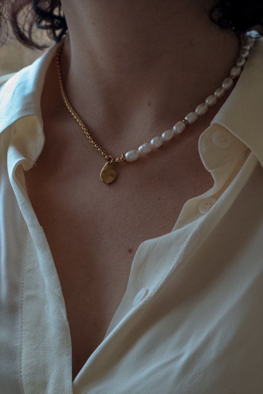 PERLA Chain and Pearl Charm Necklace Gold