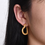 Cargar imagen en el visor de la galería, LARA Heart Hoop Earrings - Gold
